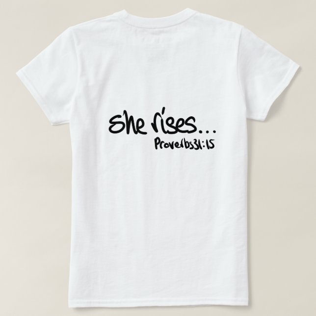 Camiseta Ela Levanta Mulheres Cristãs Citando Proverbs 31 (Verso do Design)