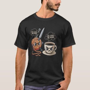 Camiseta Ela Me Ama Mais Café Engraçado Crocheter Croc