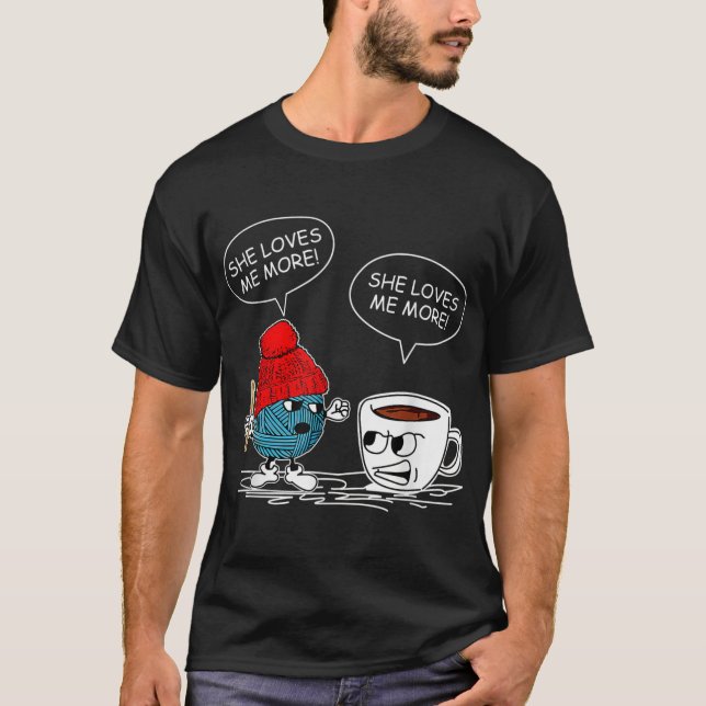 Camiseta Ela Me Ama Mais Fios De Crochet E Café Engraçado (Frente)