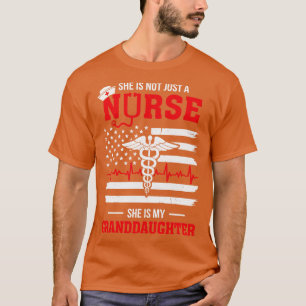 Camiseta Ela Não É Apenas Uma Enfermeira Ela É Minha Neta.