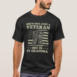 Camiseta Ela não é apenas uma veterana. Ela é minha avó Vet