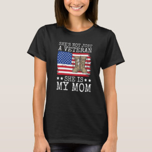 Camiseta Ela não é apenas uma veterana. Ela é minha mãe fel