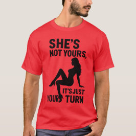 Camiseta Ela não é sua, é só a sua vez.