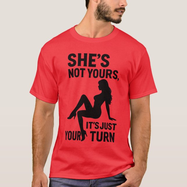 Camiseta Ela não é sua, é só a sua vez.  (Frente)
