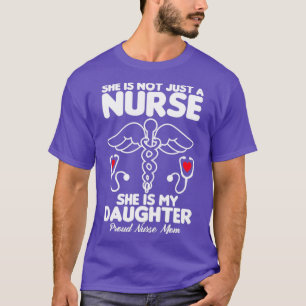 Camiseta Ela não era apenas uma enfermeira. Ela é minha fil
