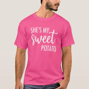 Camiseta Ela Passa Minha Batata Doce Eu Pego Casal De Ação 