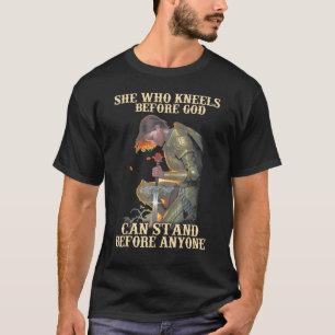 Camiseta Ela Que Se Ajoelha Diante de Deus Pode Ficar Diant
