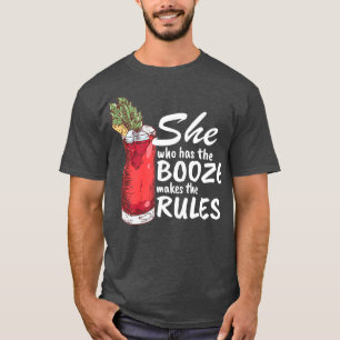 Camiseta Ela Que Tem O Booze Torna O Regulador Barman