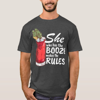 Camiseta Ela Que Tem O Booze Torna O Regulador Barman