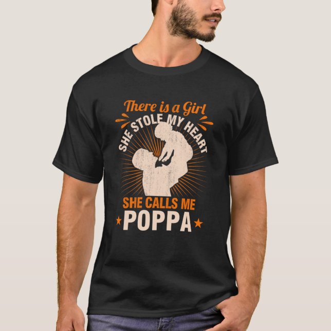 Camiseta Ela Roubou Meu Coração Ela Me Chama De Poppa Xmas (Frente)