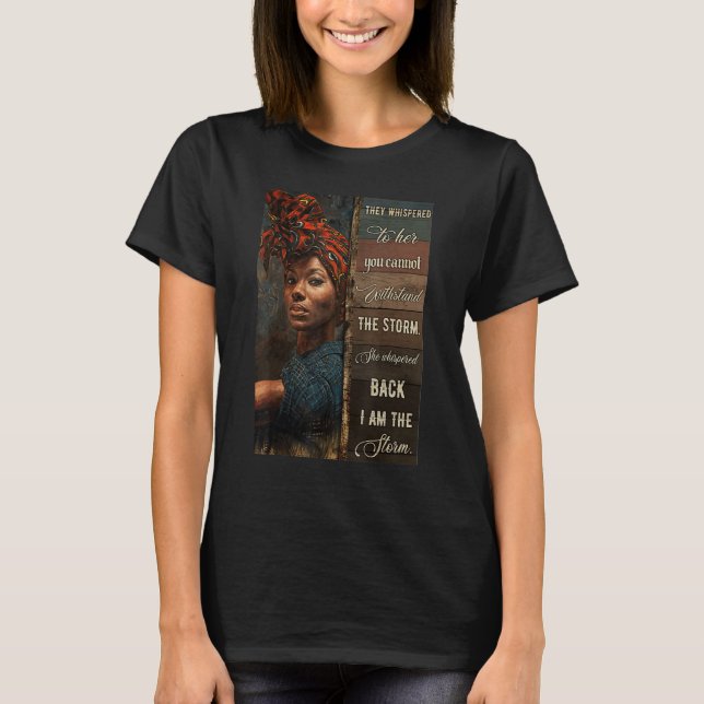 Camiseta Ela Sussurrou De Volta Eu Sou A Tempestade African (Frente)