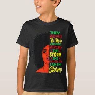 Camiseta Ela Sussurrou de Volta Eu Sou A Tempestade Históri