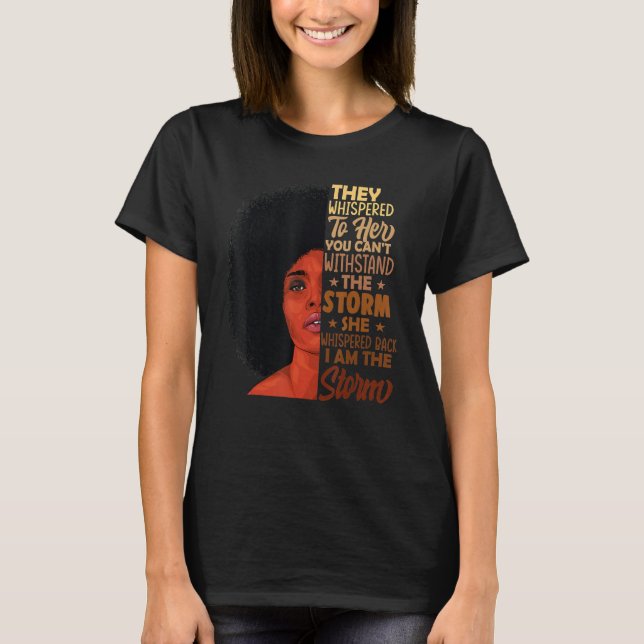 Camiseta Ela Sussurrou de Volta Eu Sou a Tempestade Mês da  (Frente)