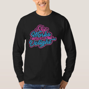 Camiseta Ela trabalha com as mãos com prazer Linha e agulh