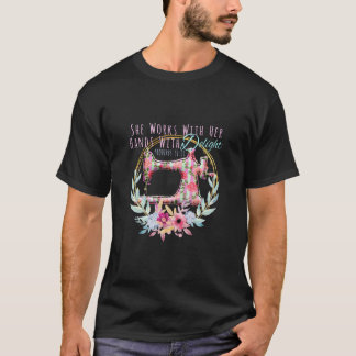 Camiseta Ela Trabalha Com As Mãos Proverbs 31 13 Quilting S