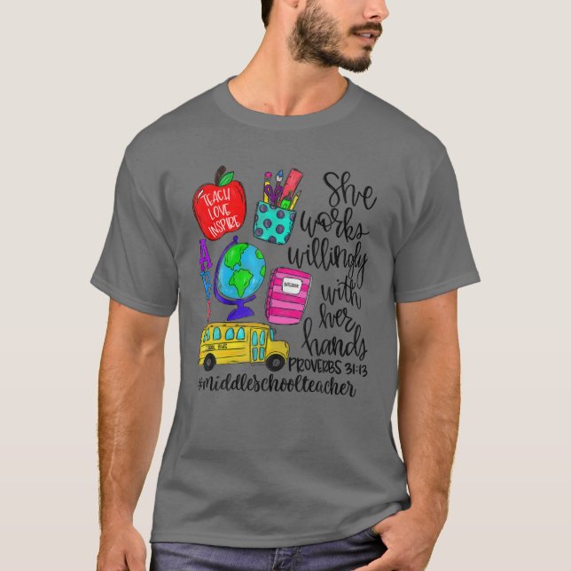 Camiseta Ela Trabalha Com Discernimento Com As Mãos Na Esco (Frente)