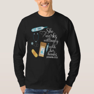 Camiseta Ela Trabalha Com Disposição Com As Mãos Provérbios