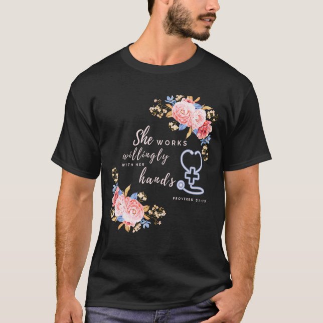 Camiseta Ela Trabalha Com Disposição Com As Mãos Proverbs 3 (Frente)
