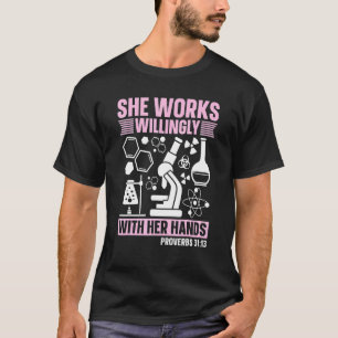 Camiseta Ela Trabalha Com Vontade Em Medicina De Laboratóri