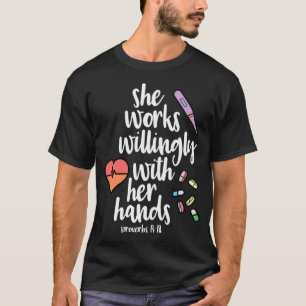 Camiseta Ela Trabalha De Forma Discutível Com As Mãos Enfer