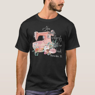 Camiseta Ela Trabalha Disposta Com Suas Mãos Provérbios 31-