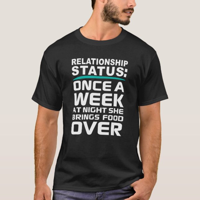 Camiseta Ela Traz Solteiro de Status de Relacionamento de C (Frente)