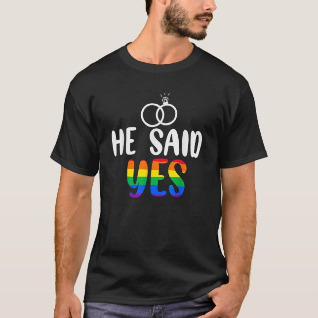 Camiseta Ele Disse Sim Gay Noivado Ele Disse Gay Coupl (Frente)