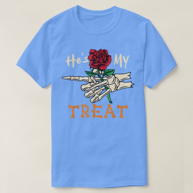 Camiseta Ele É A Minha Mão De Esqueleto De Halloween, Segur (Frente do Design)