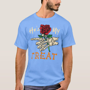 Camiseta Ele É Meu Tratamento de Halloween Esqueleto Mão Se