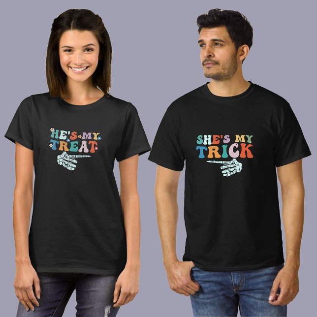 Camiseta Ele é o meu tratado... Casal Halloween. (https://www.zazzle.com/shes_my_trick_couple_halloween_funny_costume_t_shirt-256652454538862942)