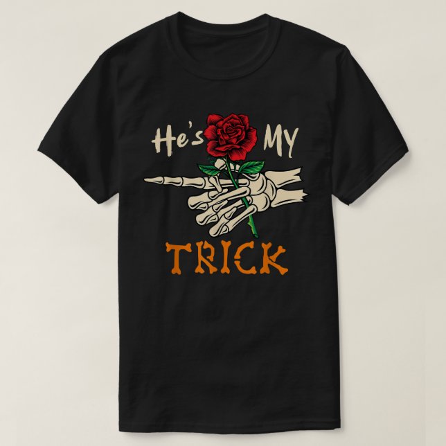 Camiseta Ele É O Meu Truque De Halloween. (Frente do Design)