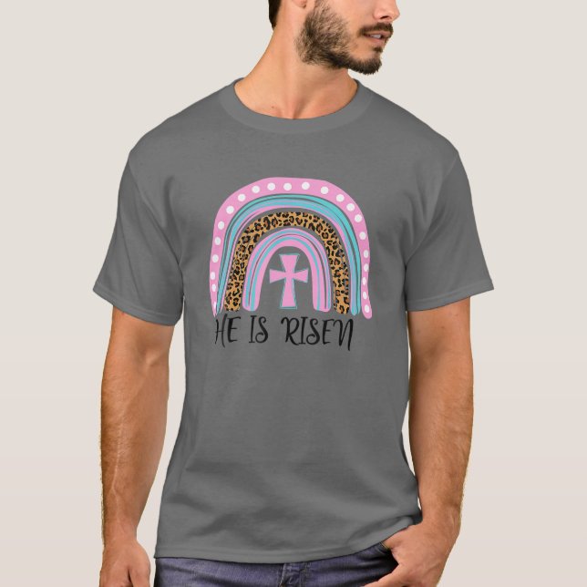 Camiseta Ele É Risen Boho Rainbow Christian Felz pascoa Da (Frente)