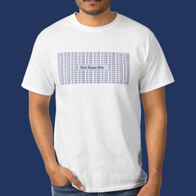 Camiseta Ele é um homem que se pronuncia em azul repetido (Criador carregado)