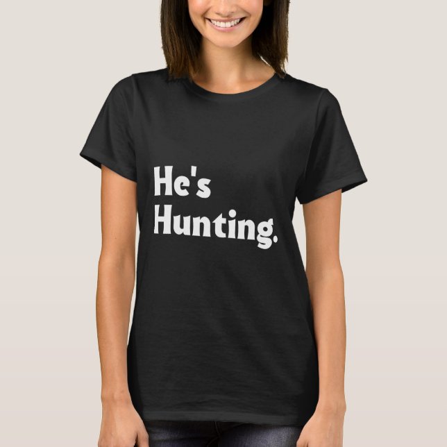 Camiseta Ele está caçando presentes engraçados 1  (Frente)