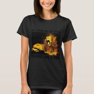 CAMISETA ELE ESTÁ VIVENDO EM DENTRO ROARING COMO UMA CAMISE