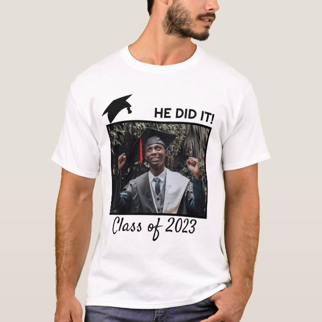 Camiseta Ele fez isso classe de Parabéns Graduação de Foto  (Frente)