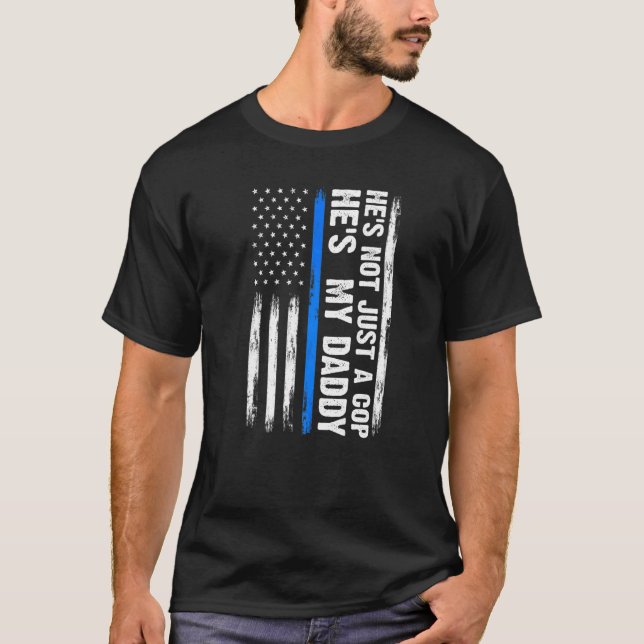 Camiseta Ele não é apenas um policial. Ele é meu Pai polici (Frente)