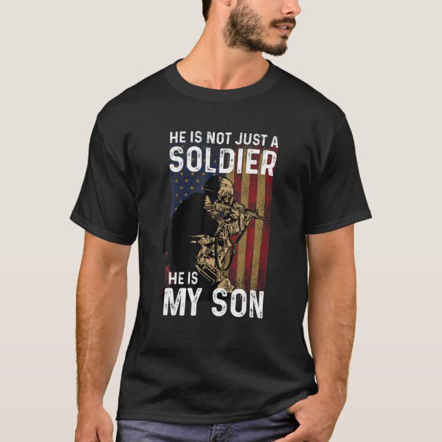 Camiseta Ele Não É Apenas Um Soldado, É Meu Filho Sol Milit (Frente)