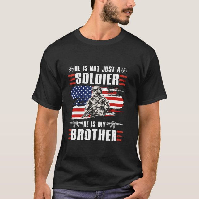Camiseta Ele não é apenas um soldado. Ele é meu irmão Améri (Frente)