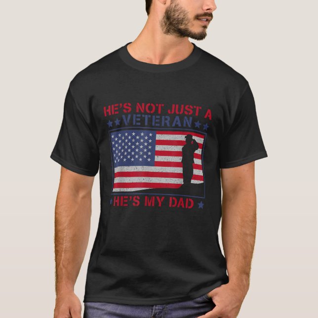 Camiseta Ele Não É Apenas Um Veterano Ele É O Meu Dia dos V (Frente)