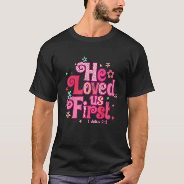 Camiseta Ele Nos Amava Na Primeira Bíblia 1 John 419 Christ (Frente)