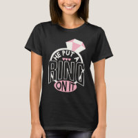 Ele Pôs Um Anel Em Noivados