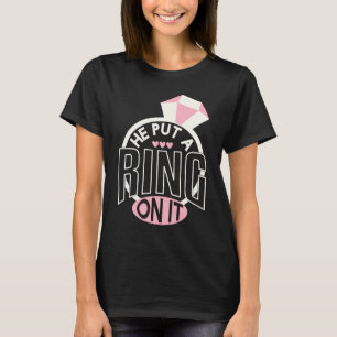 Camiseta Ele Pôs Um Anel Em Noivados