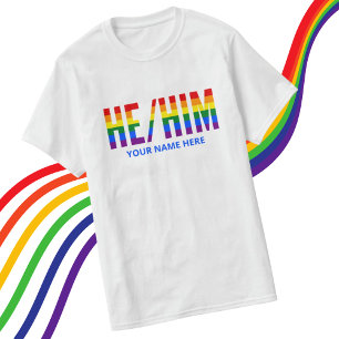 Camiseta Ele Pronuncia-se em Stripes LGBTQ do Orgulho Arco-