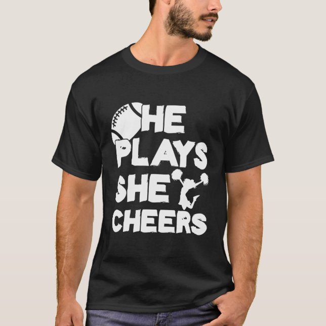 Camiseta Ele Que Ela Anima O Cheerleader De Futebol Do (Frente)