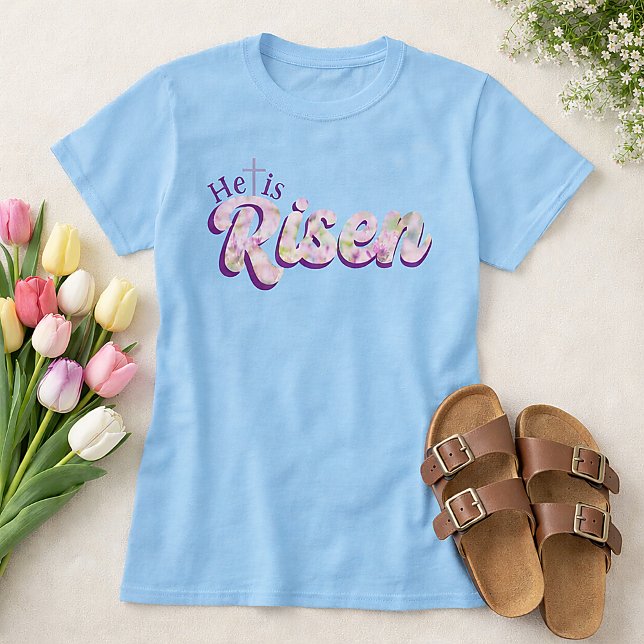 Camiseta Ele Ressuscitou Roxo Floral Script Páscoa Cristã (He is Risen Purple Floral Script Light Blue Easter Shirt)