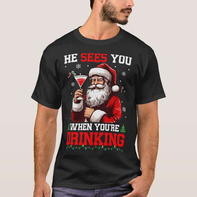 Camiseta Ele vê quando você é Bebendo Papais noeis de Natal (Frente)