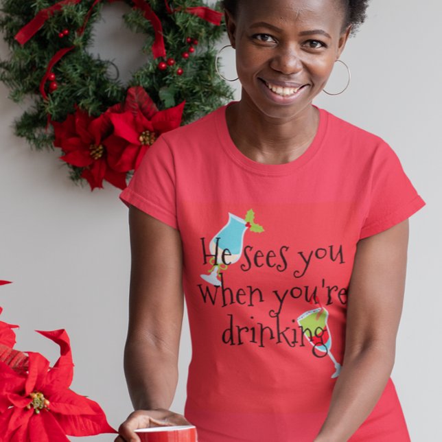 Camiseta Ele Vê Você Quando Você Está Bebendo Férias de Nat (Criador carregado)