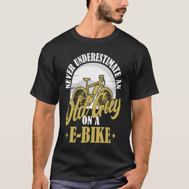 Camiseta Electric Biker Never Underestimate An Old Man On A (Frente)