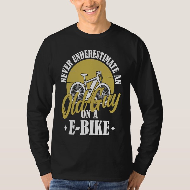 Camiseta Electric Biker Never Underestimate An Old Man On A (Frente)